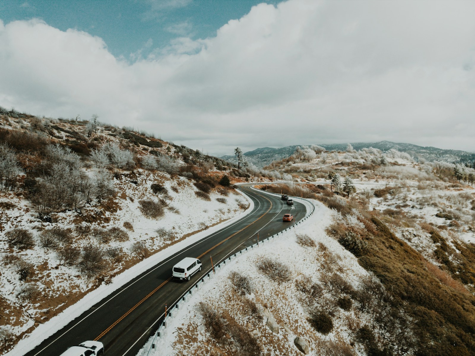 A snow-covered mountain road. Illustrative winter-travel photograph.